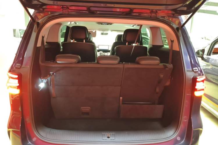 Used Roewe iMAX8 2022 Model 400TGI Exclusive Version for Key Accounts Trunk