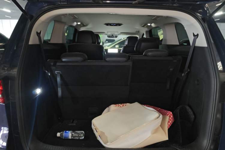 Used Roewe iMAX8 2022 Model 400TGI Exclusive Version for Key Accounts Trunk