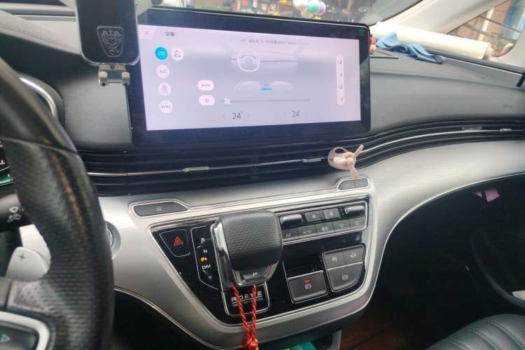 Used Roewe iMAX8 2022 400TGI Celebration Edition Audio And AC Panel