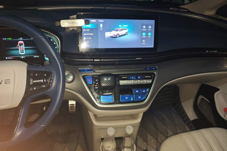 Used Roewe iMAX8 2022 400TGI Prestige Edition Audio And AC Panel