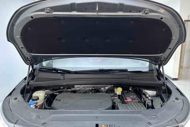 Used Roewe iMAX8 2022 Model 400TGI Exclusive Version for Key Accounts Engine Bay