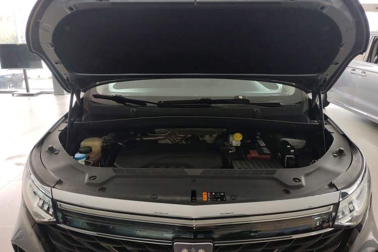 Used Roewe iMAX8  Engine Bay