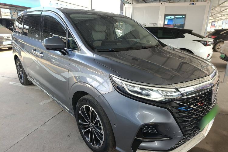 Used Roewe iMAX8 2022 400TGI Ultimate Edition Front Right 45 Deg