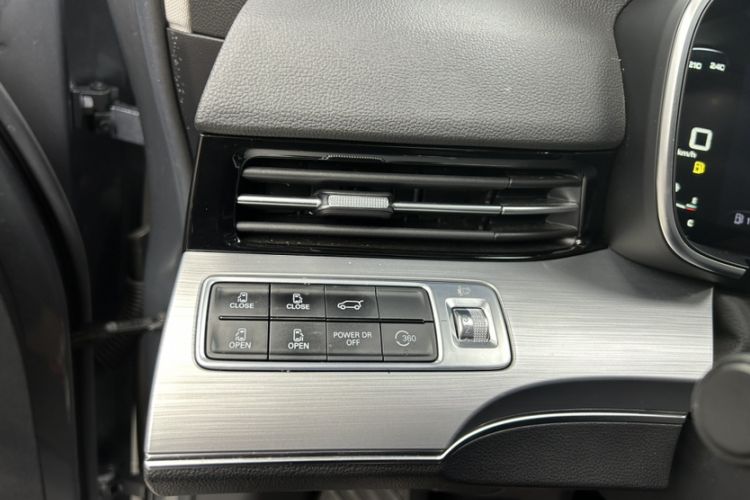 Used Roewe iMAX8 2022 400TGI Prestige Edition Interior 9