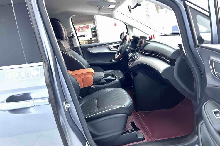 Used Roewe iMAX8 2022 Model 400TGI Exclusive Version for Key Accounts Right Front Seat