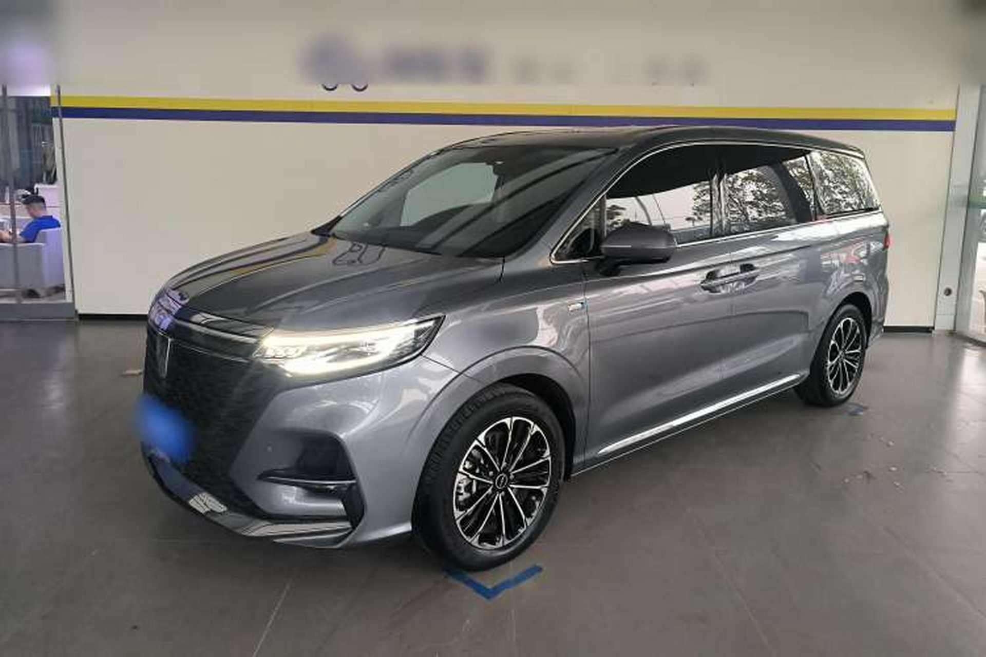Used Roewe iMAX8 2022 400TGI Flagship Edition Front Left 45 Deg