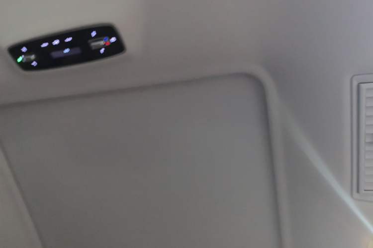 Used Roewe iMAX8 2022 400TGI Celebration Edition Headliner