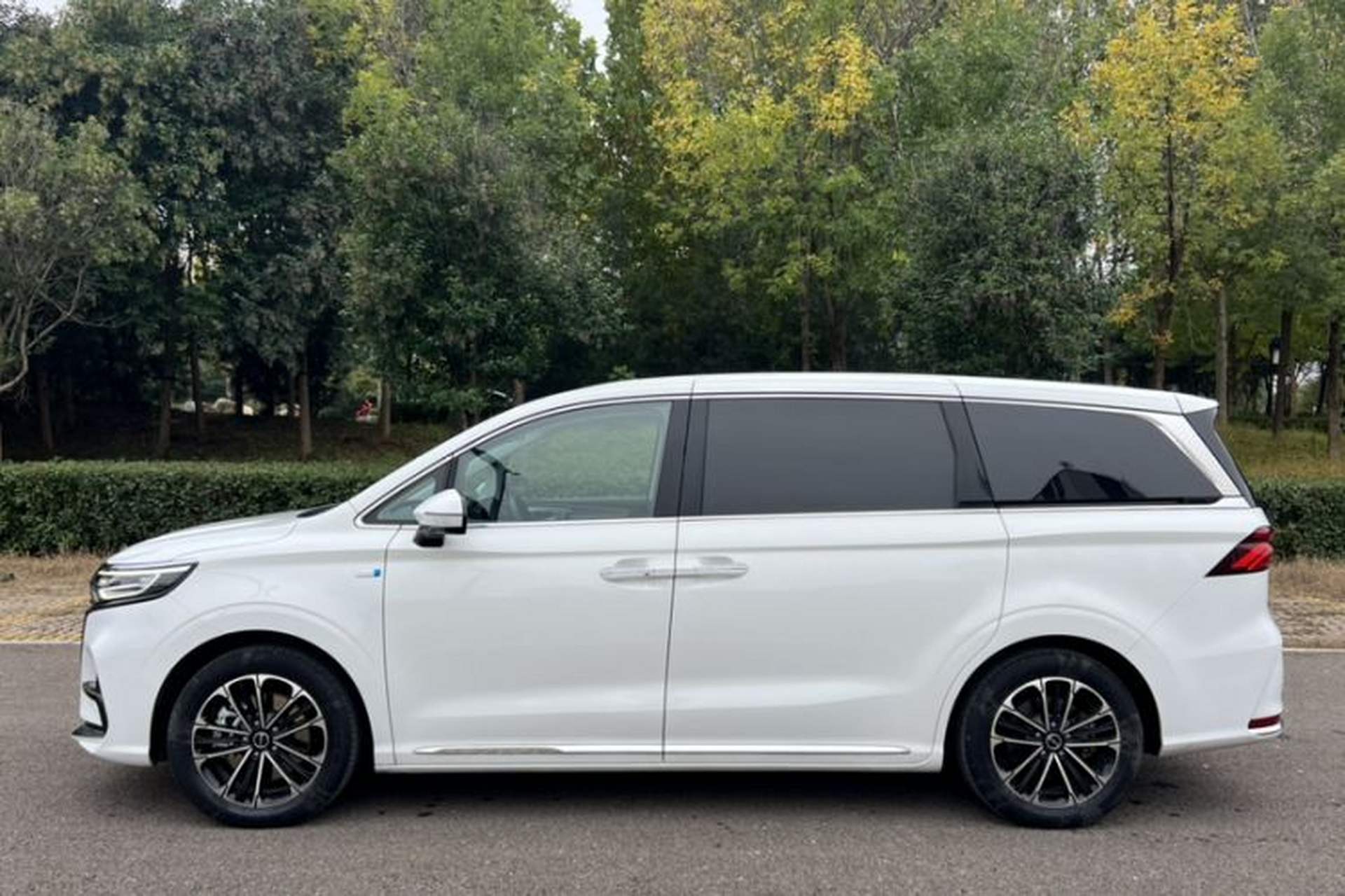 Used Roewe iMAX8 2022 400TGI Flagship Edition Exterior 2