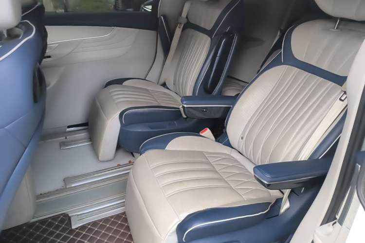 Used Roewe iMAX8 2022 400TGI Ultimate Edition Left Rear Seat