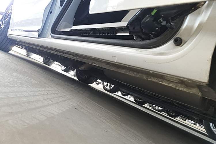 Used Roewe iMAX8 2022 400TGI Ultimate Edition Left Side Sill