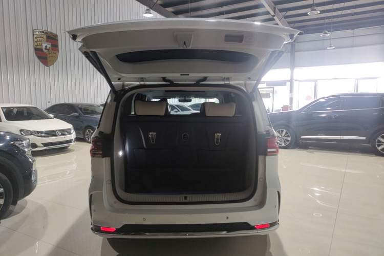 Used Roewe iMAX8 2022 400TGI Celebration Edition Trunk