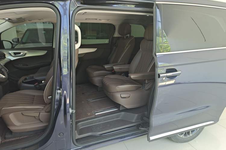 Used Roewe iMAX8 2023 400TGI Comfort Edition Interior 2