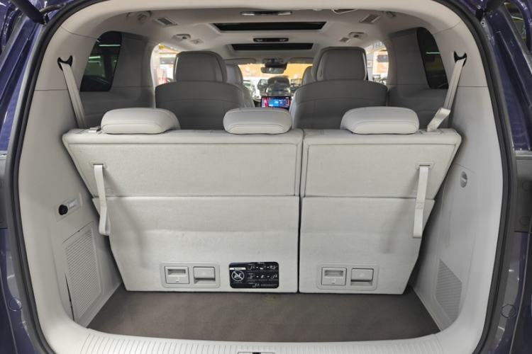 Used Roewe iMAX8 2023 400TGI Comfort Edition Interior 3