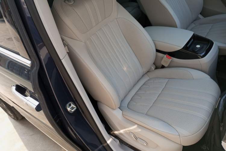 Used Roewe iMAX8 2023 400TGI Comfort Edition Right Front Seat