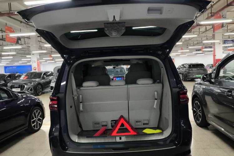 Used Roewe iMAX8 2023 400TGI Comfort Edition Trunk