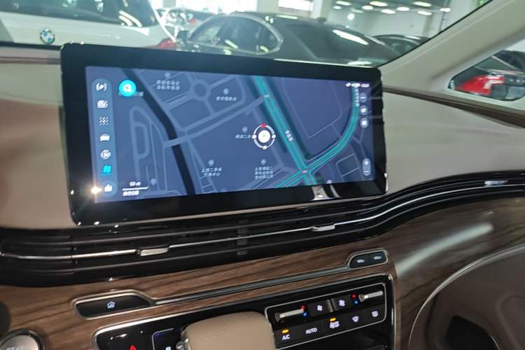 Used Roewe iMAX8 2023 400TGI Comfort Edition Audio And AC Panel