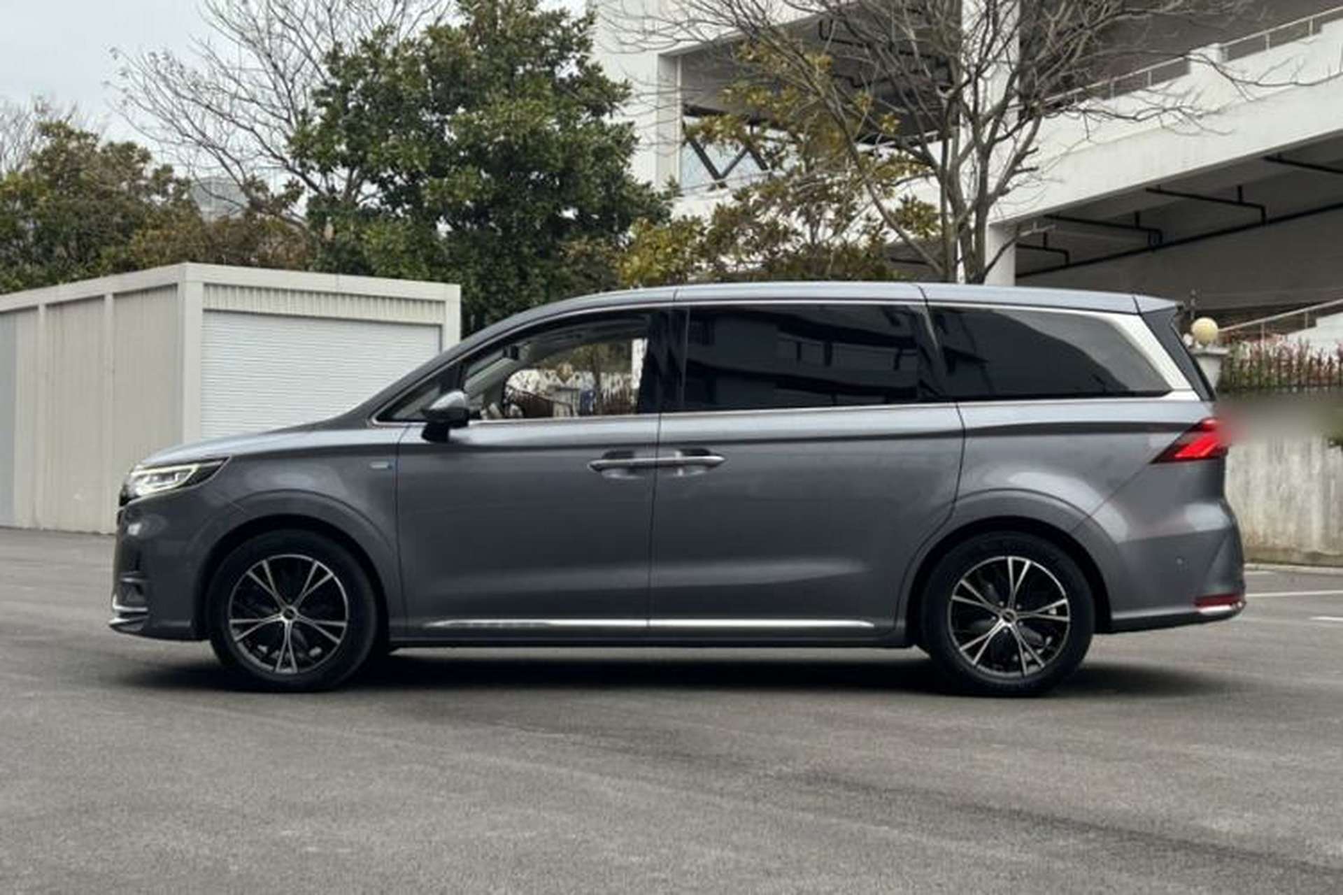 Used Roewe iMAX8 2023 400TGI Premium Edition Exterior 2