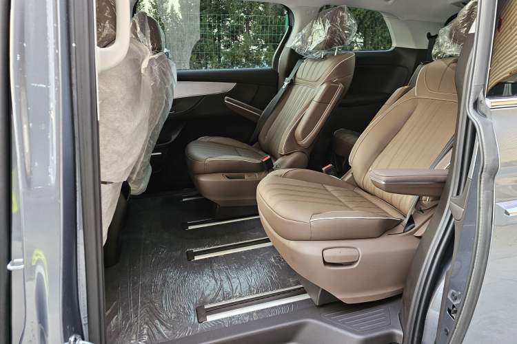 Used Roewe iMAX8 2023 400TGI Comfort Edition Interior 3