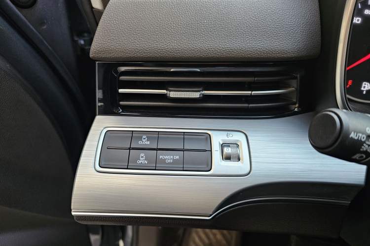 Used Roewe iMAX8 2023 400TGI Comfort Edition Interior 7