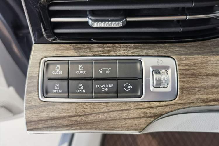 Used Roewe iMAX8 2023 400TGI Comfort Edition Interior 8