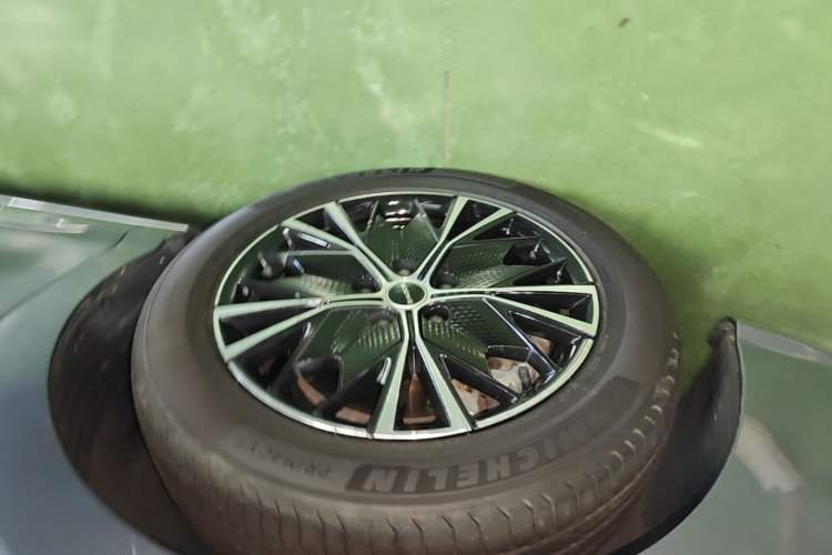 Used Roewe iMAX8 2023 400TGI Comfort Edition Left Front Wheel Hub