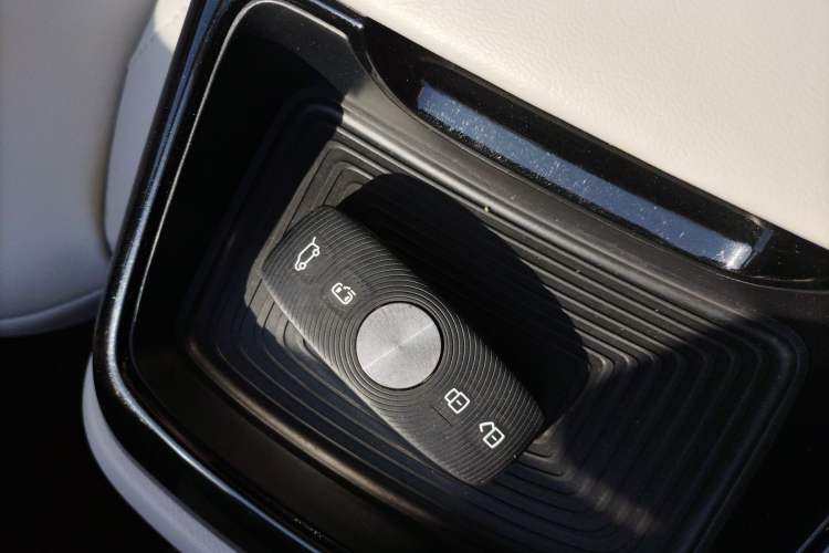 Used Roewe iMAX8 2023 400TGI Elite Edition Vehicle Key