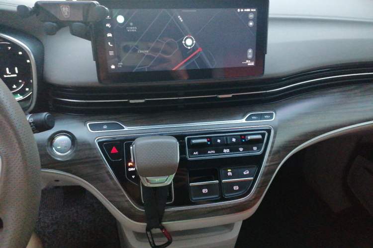Used Roewe iMAX8 2023 400TGI Elite Edition Audio And AC Panel