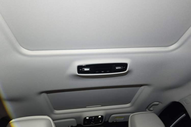 Used Roewe iMAX8 2023 400TGI Elite Edition Headliner