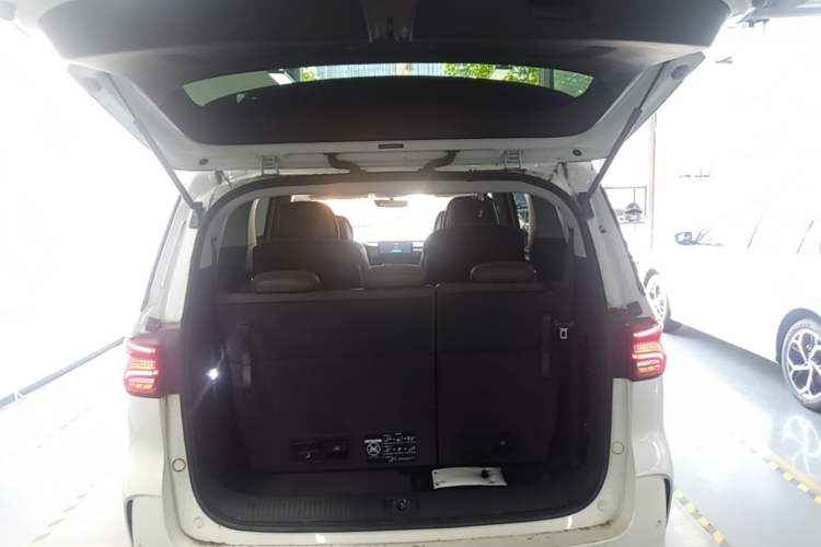 Used Roewe iMAX8 2023 400TGI Comfort Edition Trunk