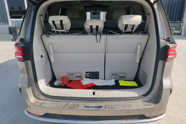 Used Roewe iMAX8 2023 400TGI Comfort Edition Trunk