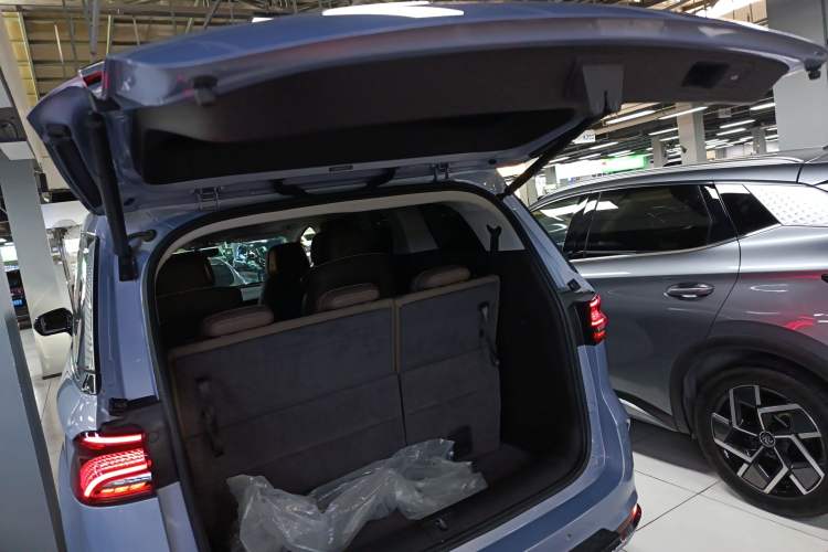 Used Roewe iMAX8 New Energy 2022 First-Class Platinum Edition Trunk