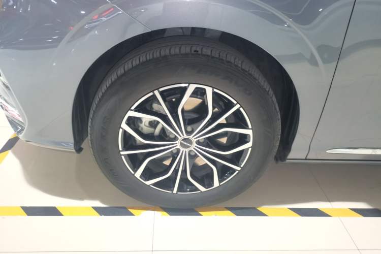 Used Roewe iMAX8 New Energy 2025 1.5T DMH Lu Zun Deluxe Edition Left Front Wheel Hub
