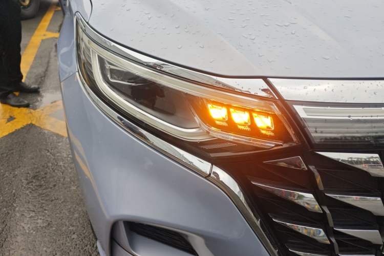 Used Roewe iMAX8 New Energy 2022 Golden Edition Right Front Headlight