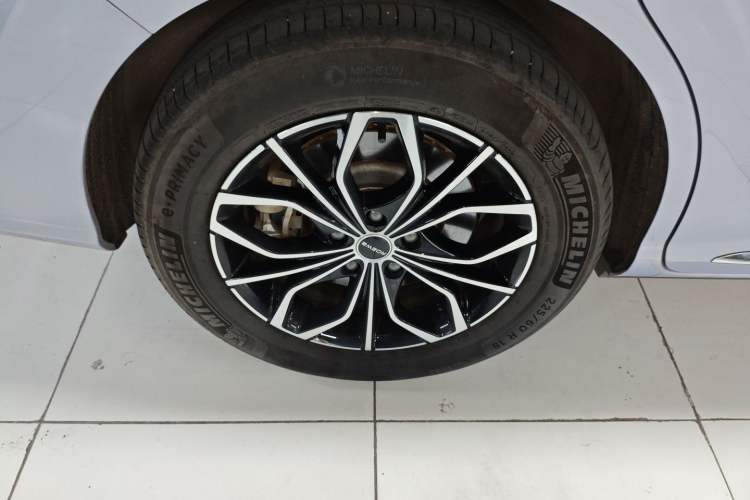 Used Roewe iMAX8 New Energy 2022 First-Class Platinum Edition Right Rear Wheel Hub