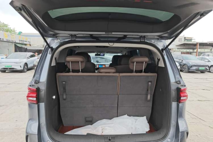 Used Roewe iMAX8 New Energy 2022 Silver Edition Trunk