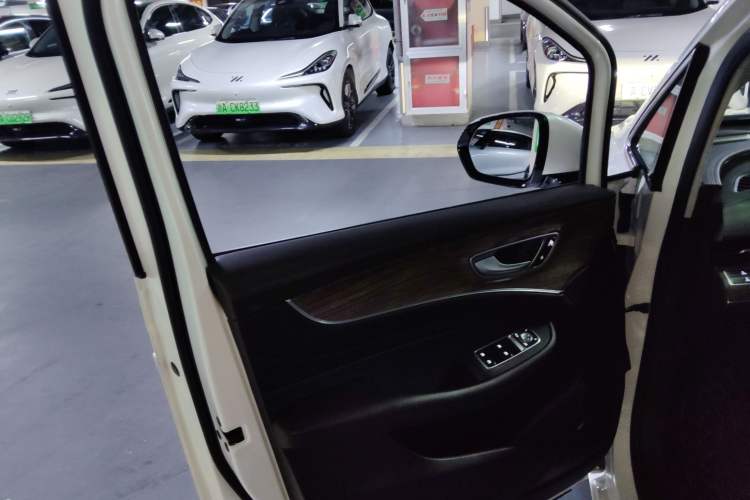 Used Roewe iMAX8 New Energy 2022 Golden Edition Interior 7