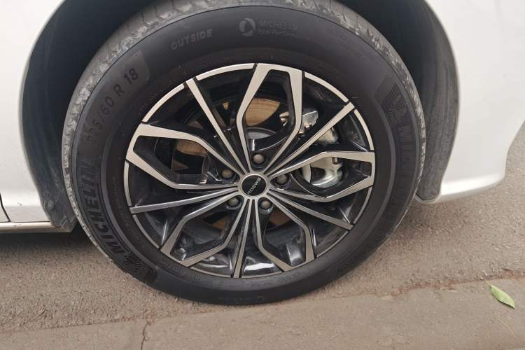Used Roewe iMAX8 New Energy 2022 First-Class Titanium Edition Right Front Wheel Hub