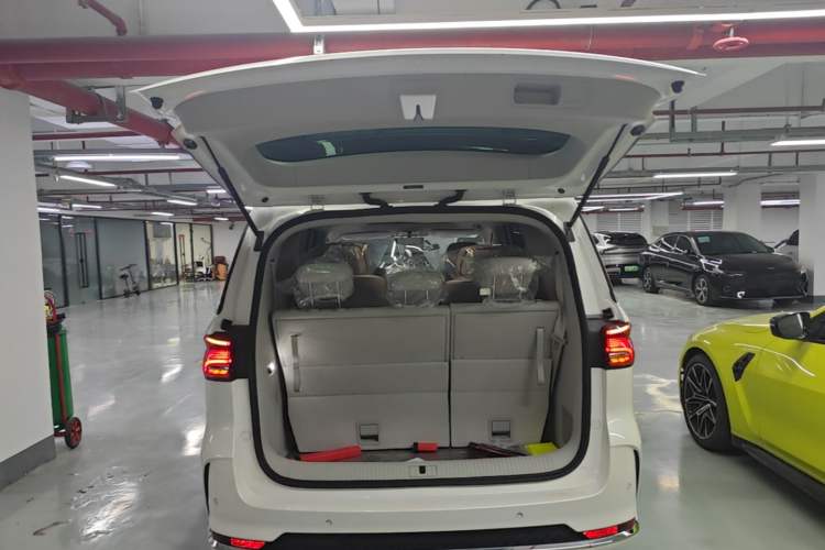 Used Roewe iMAX8 New Energy 2022 Golden Edition Trunk