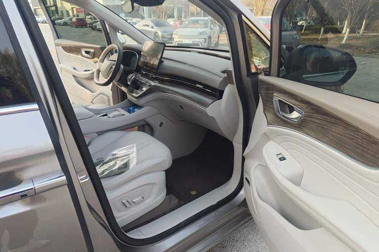Used Roewe iMAX8 New Energy 2025 1.5T DMH Lu Zun Deluxe Edition Interior 6