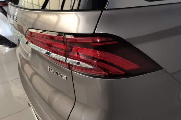Used Roewe iMAX8 New Energy 2025 1.5T DMH Lu Zun Deluxe Edition Right Rear Taillight
