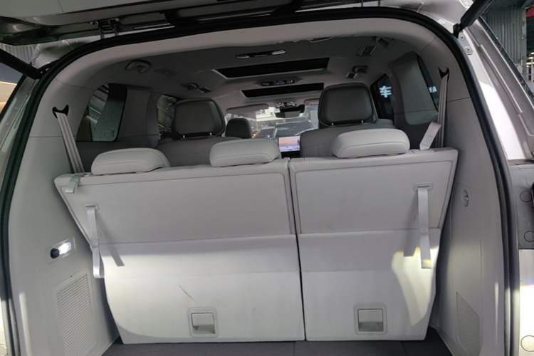Used Roewe iMAX8 New Energy 2025 1.5T DMH Lu Zun Deluxe Edition Trunk