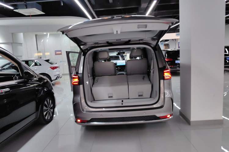 Used Roewe iMAX8 New Energy 2025 1.5T DMH Lu Zun Deluxe Edition Trunk