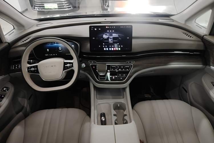 Used Roewe iMAX8 New Energy 2025 1.5T DMH Lu Zun Deluxe Edition Center Console