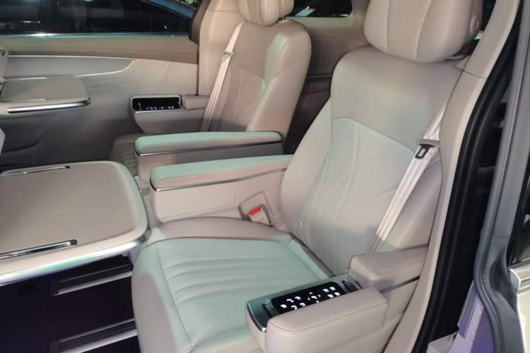Used Roewe iMAX8 New Energy 2025 1.5T DMH Lu Zun Deluxe Edition Interior 3