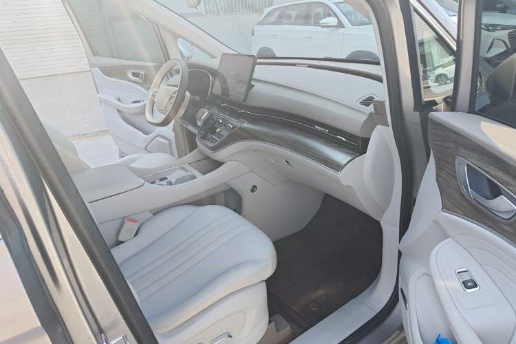 Used Roewe iMAX8 New Energy 2025 1.5T DMH Lu Zun Deluxe Edition Interior 5