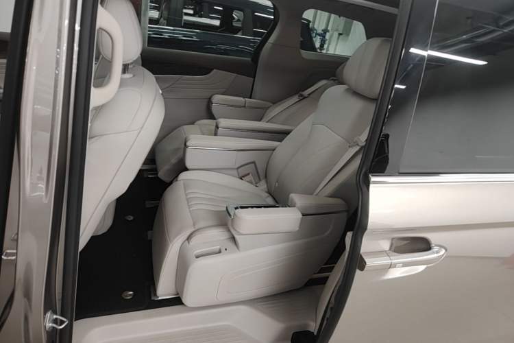 Used Roewe iMAX8 New Energy 2025 1.5T DMH Lu Zun Deluxe Edition Left Rear Seat