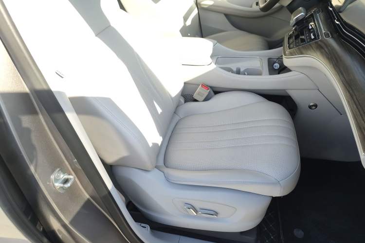 Used Roewe iMAX8 New Energy 2025 1.5T DMH Lu Zun Deluxe Edition Right Front Seat