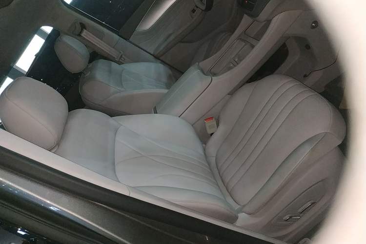 Used Roewe iMAX8 New Energy 2025 1.5T DMH Lu Zun Deluxe Edition Right Front Seat