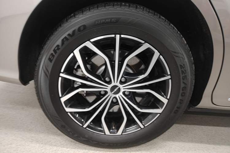 Used Roewe iMAX8 New Energy 2025 1.5T DMH Lu Zun Deluxe Edition Right Rear Wheel Hub