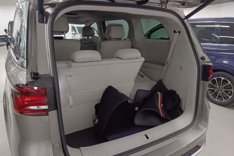 Used Roewe iMAX8 New Energy 2025 1.5T DMH Lu Zun Deluxe Edition Trunk